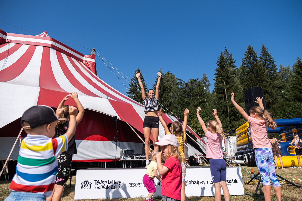 Rodinný den u šapitó s představením Vejce vejci aneb Jurodiví dinosauři  (NAVĚTVI)